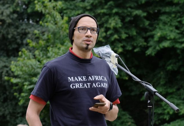 Rede Kodjo Valentin. Bei der Kundgebung Bismarck stoppen! am 28. Juni 2020 hält der Aktivist Kodjo Valentin von der Initiative Schwarze Menschen in Deutschland eine Rede über die Anliegen der Black Lives Matter-Bewegung. Foto: © afrika-hamburg.de