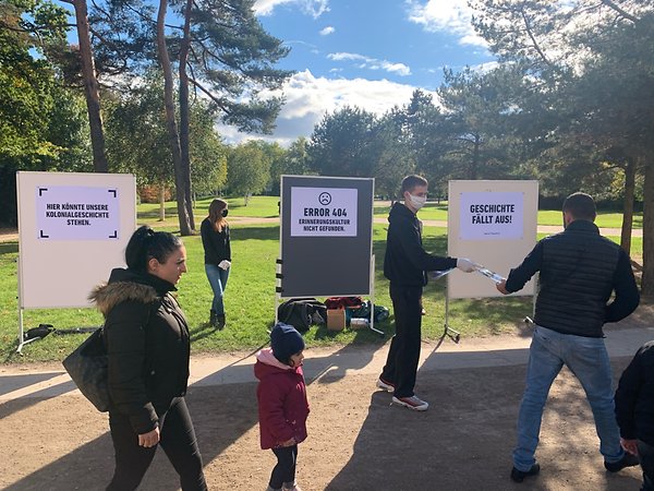 Vor dem Zoo-Eingang protestieren im Herbst 2020 mehrere Menschen gegen die mangelhafte Aufarbeitung. Foto: © Hamburger Morgenpost