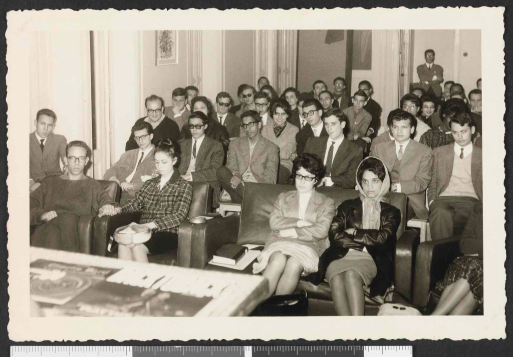 Mitglieder nehmen aus Anlass des 18. Geburtstags der CEI an einem Jazz-Konzert von Raul Calado teil (April 1963). Im Laufe der Geschichte der Vereinigung war die Organisation von Debatten, Seminaren, Abendveranstaltungen und thematischen Reihen Teil der Aktivitäten.
