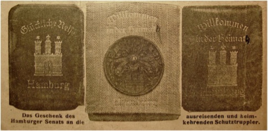 Outras três bolsas para charutos, em que se podem ler as mensagens “Boa Viagem” e “Bem-vindos à pátria”, oferecidas aquando da partida (ou da chegada) dos soldados. Fonte: © Revista Der Weltspiegel, 08/01/1905, Nr. 3, pág. 2; constante do Arquivo Estatal de Hamburgo: 111-1 Senat (séc. XII – séc. XX), Nr. 47053. Fotografia: Jan Kawlath