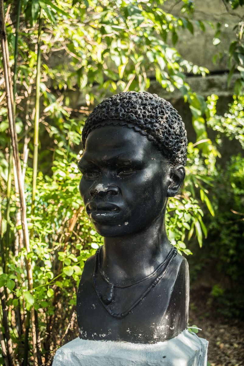 Bustos realizados por Manuel de Oliveira para a Secção Colonial da Exposição do Mundo Português, 1940, Jardim Botânico Tropical. Fotos © Rui Sérgio Afonso
