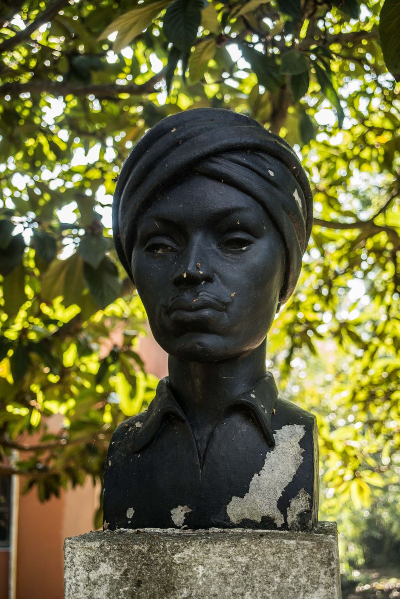 Bustos realizados por Manuel de Oliveira para a Secção Colonial da Exposição do Mundo Português, 1940, Jardim Botânico Tropical. Fotos © Rui Sérgio Afonso