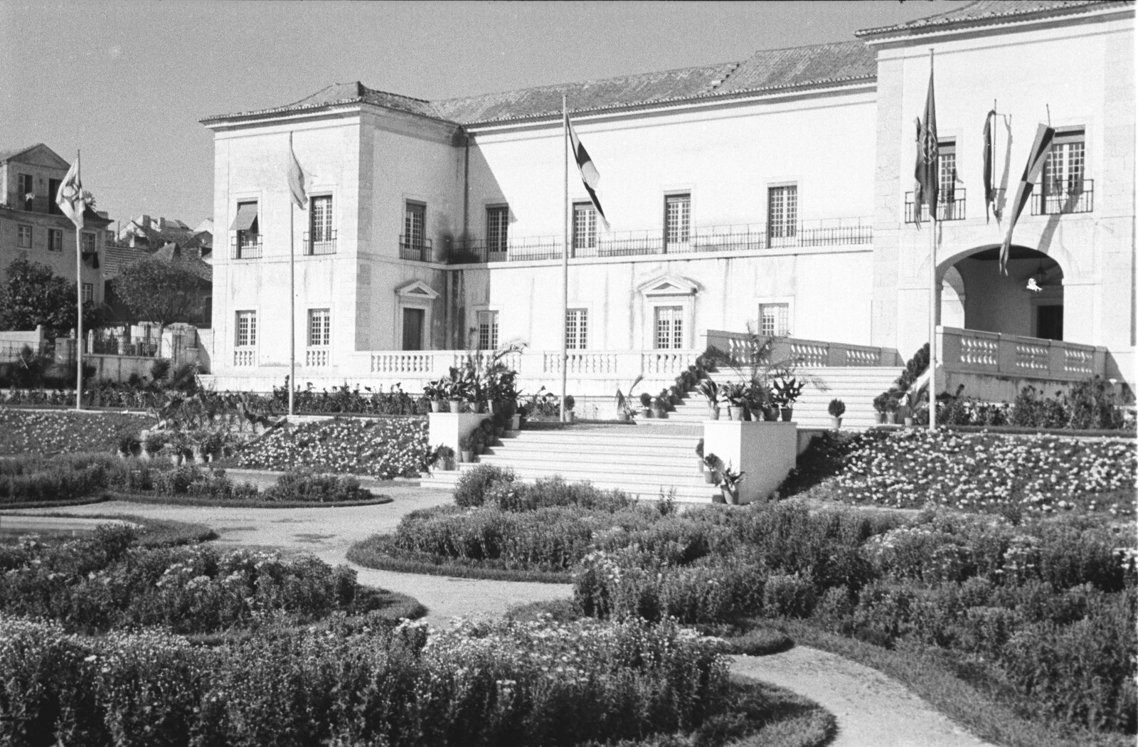 Museu (fachada) e esplanada (jardim), 1951. IICT Photography Collection, INV. ULISBOA-IICT-JBT-25864