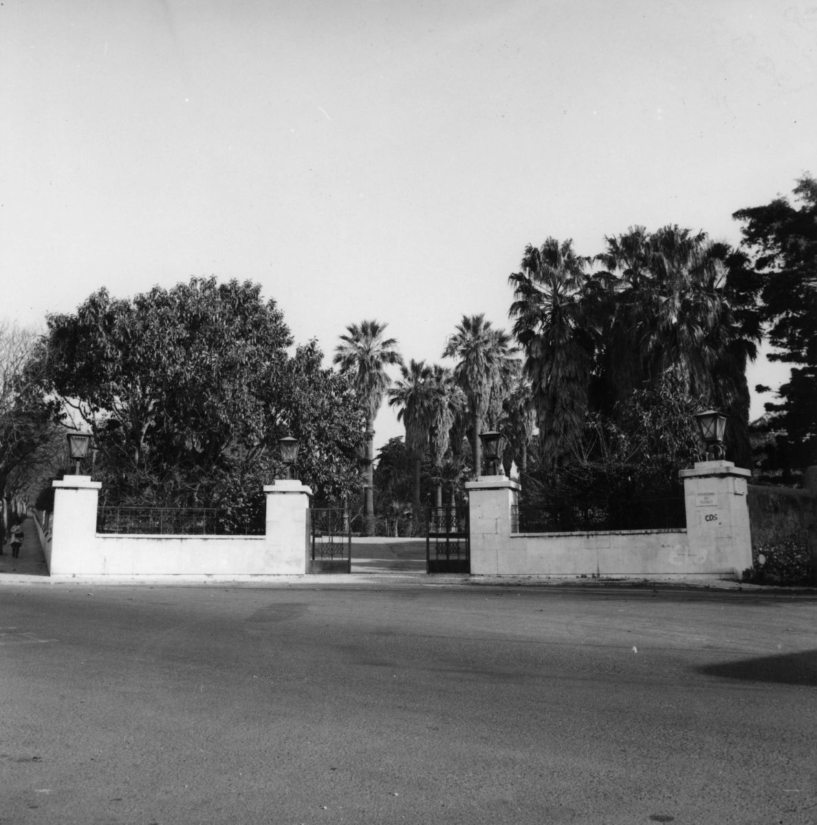 Entrada do jardim, 1979. IICT Photography Collection, INV. ULISBOA-IICT-21081