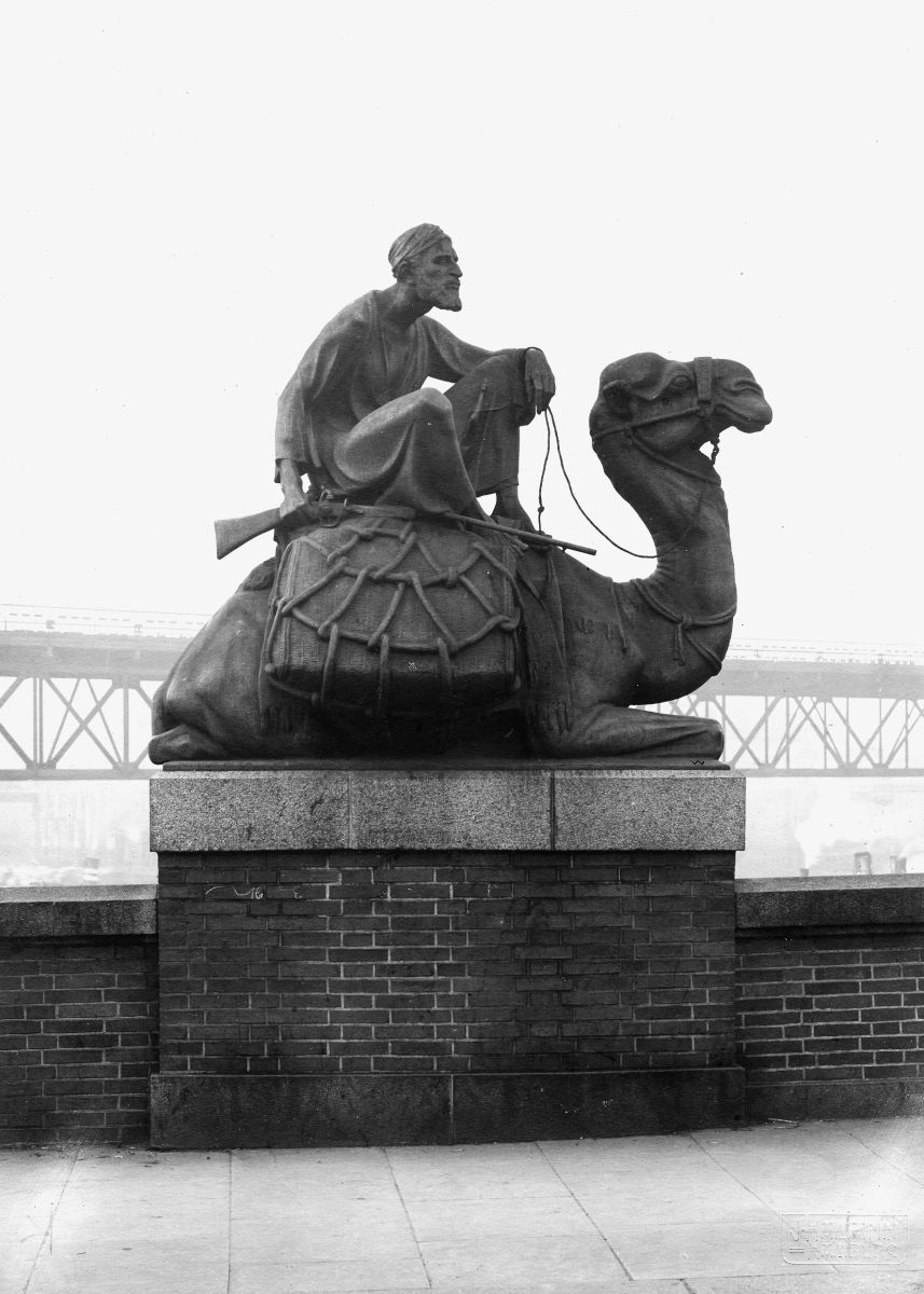 Auch in Hamburg finden oder fanden sich koloniale „Orient“-Darstellungen. Die Figuren eines Kamelreiters und einer Kamelreiterin auf der Schaartorbrücke wurden vermutlich im WW2 zerstört. Foto: Bildarchiv Hamburg.