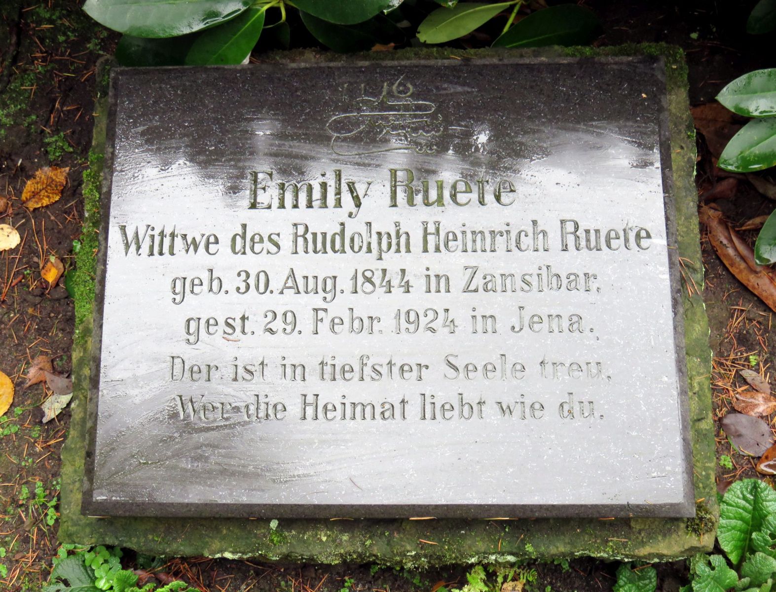 Die Grabanlage der Familie Ruete und der Kissenstein für Emily Ruete auf dem Ohsldorfer Friedhof. Fotos: Vitavia, 2018, Wikimedia Commons CC BY-SA 4.0.