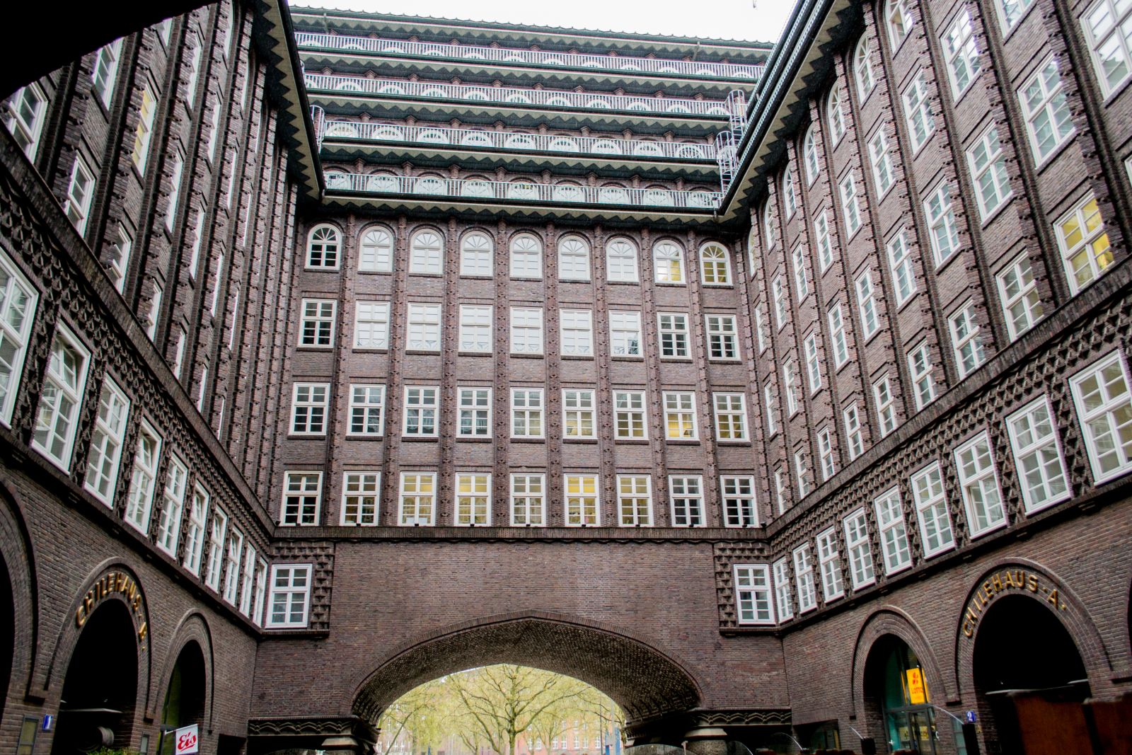 Pormenor e vista do pátio central da Chilehaus, Hamburgo, 2021. Fotos: Nicole Benewaah Gehle.