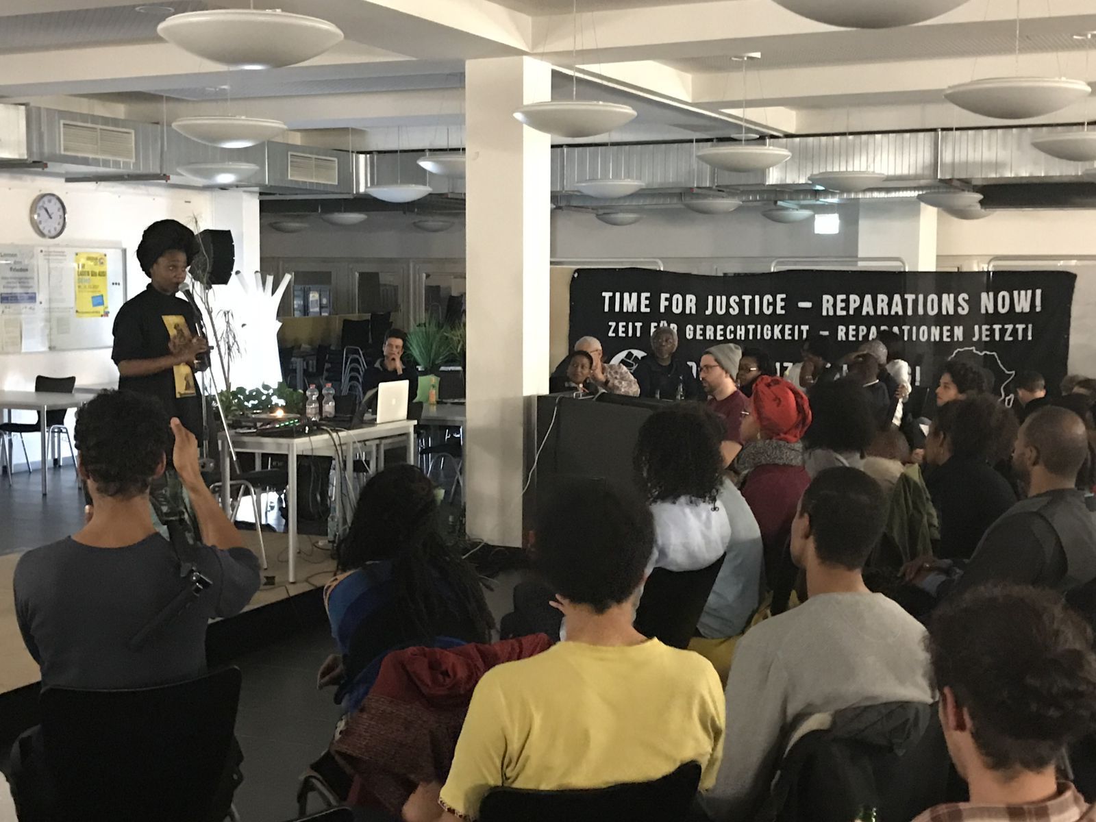 A rapper Kaleo Sansaa encanta a audiência na Noite Cultural Negra, celebrada a 7 de abril de 2018 © Kodjo Valentin Glaeser