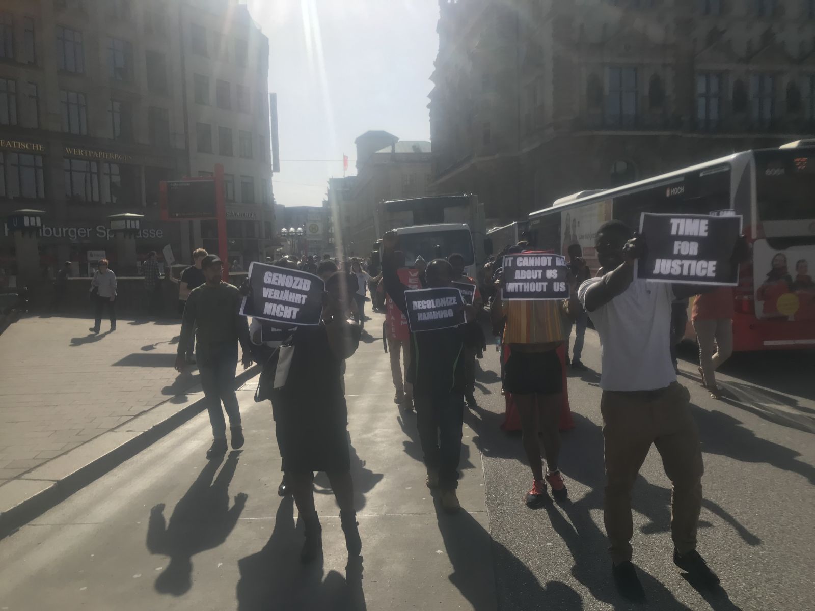 Outros participantes da mesma manifestação de 8 de abril de 2018 exigem a descolonização da cidade hanseática. © Kodjo Valentin Glaeser