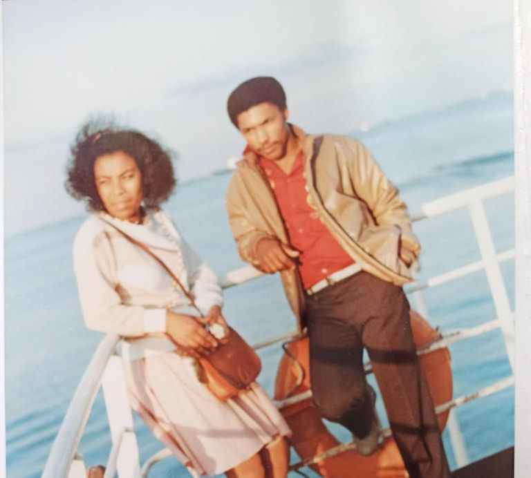Família Dos Reis, na travessia de barco do Barreiro para Lisboa (1993). © Madlene Reis